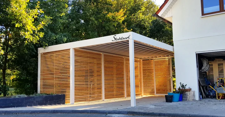Photographie d’un carport métallique blanc avec écrans à lames de bois